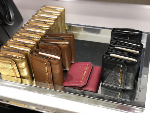 清库存！MK 铆钉全能短钱包 金色发财色 商品图0