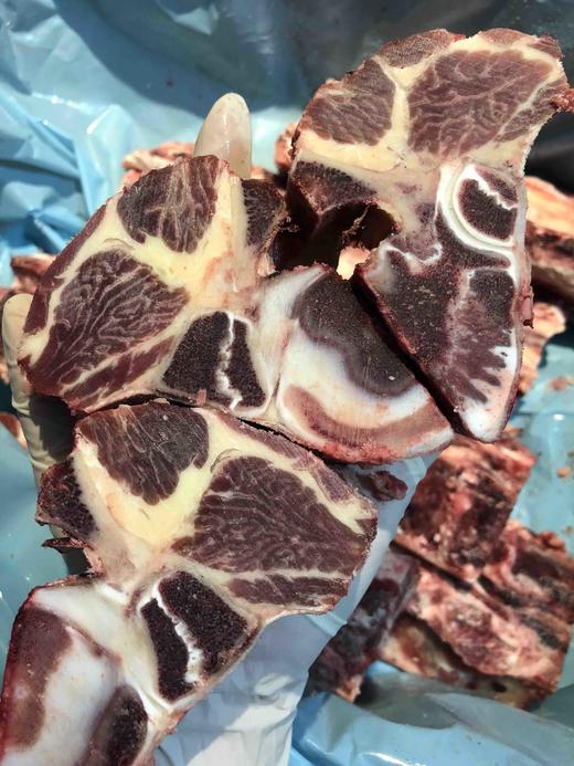 #新货·澳洲·和牛牛脊骨#骨肉相连，被西冷、眼肉等牛排部位包裹的骨头部位，熬汤、火锅都超赞～ 商品图3