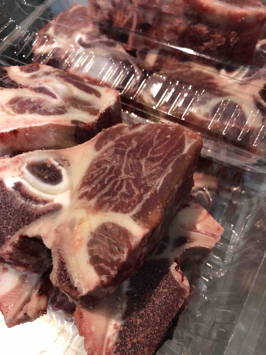 #新货·澳洲·和牛牛脊骨#骨肉相连，被西冷、眼肉等牛排部位包裹的骨头部位，熬汤、火锅都超赞～ 商品图2