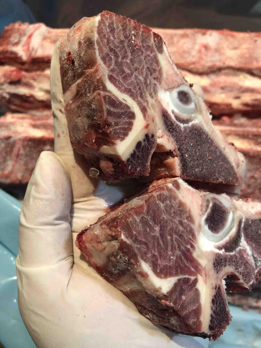 #新货·澳洲·和牛牛脊骨#骨肉相连，被西冷、眼肉等牛排部位包裹的骨头部位，熬汤、火锅都超赞～ 商品图1
