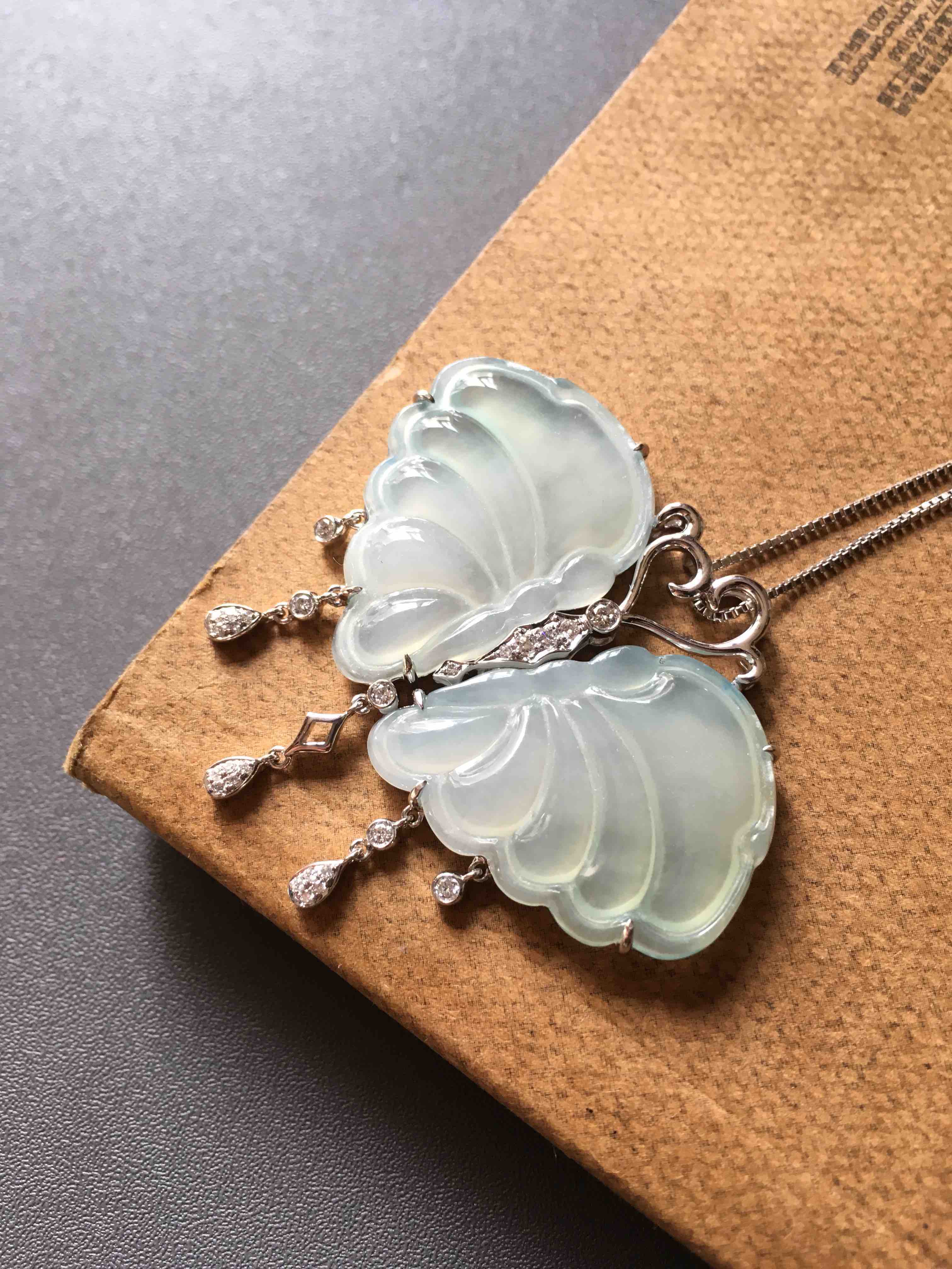 冰种翡翠蝴蝶吊坠18k白金钻石镶嵌