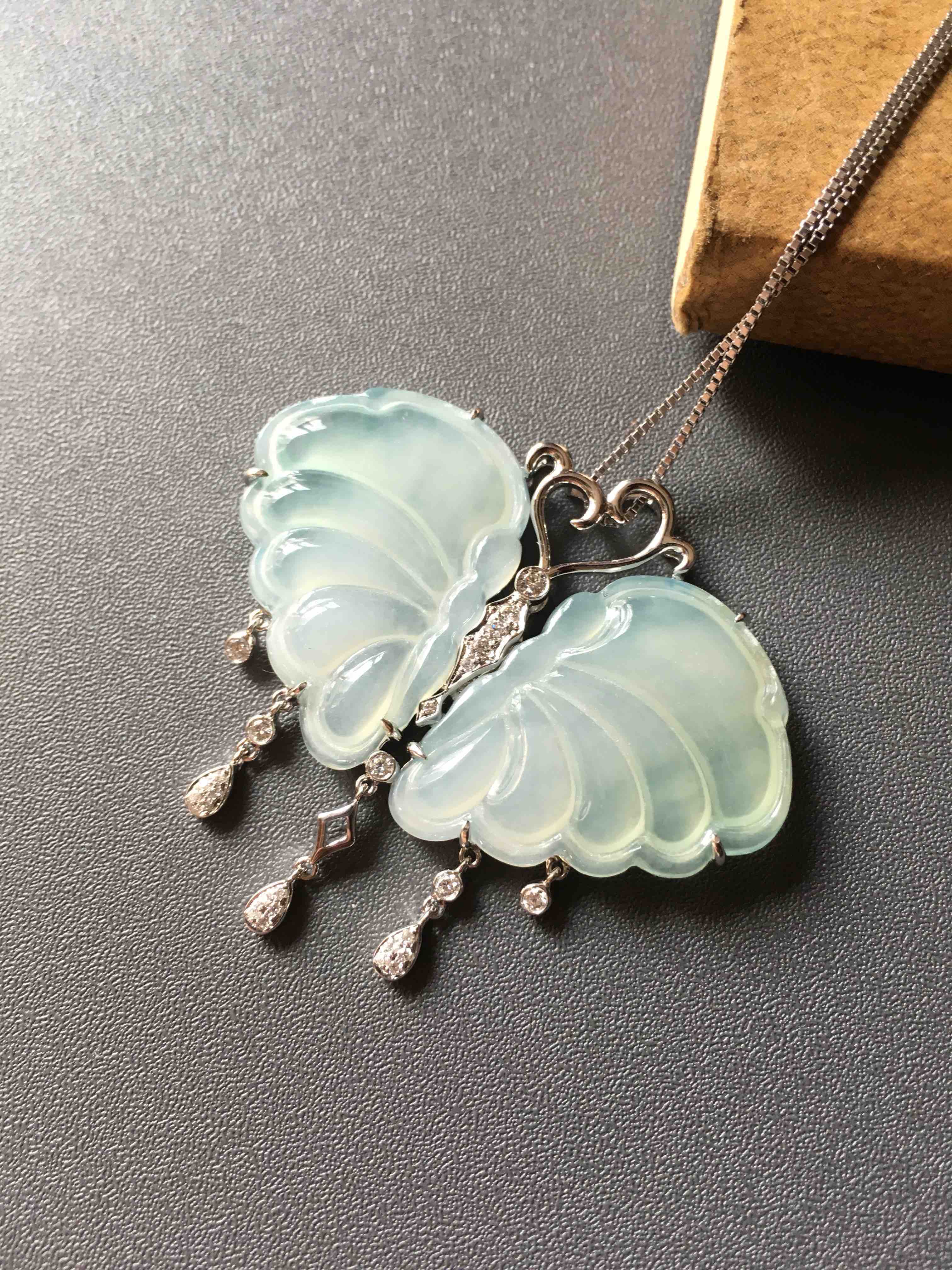 冰种翡翠蝴蝶吊坠18k白金钻石镶嵌