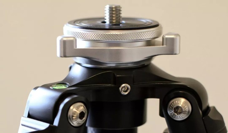 这个旋转装置的设计成三角形,采用的是银色的铝合金,高端大气上档次的