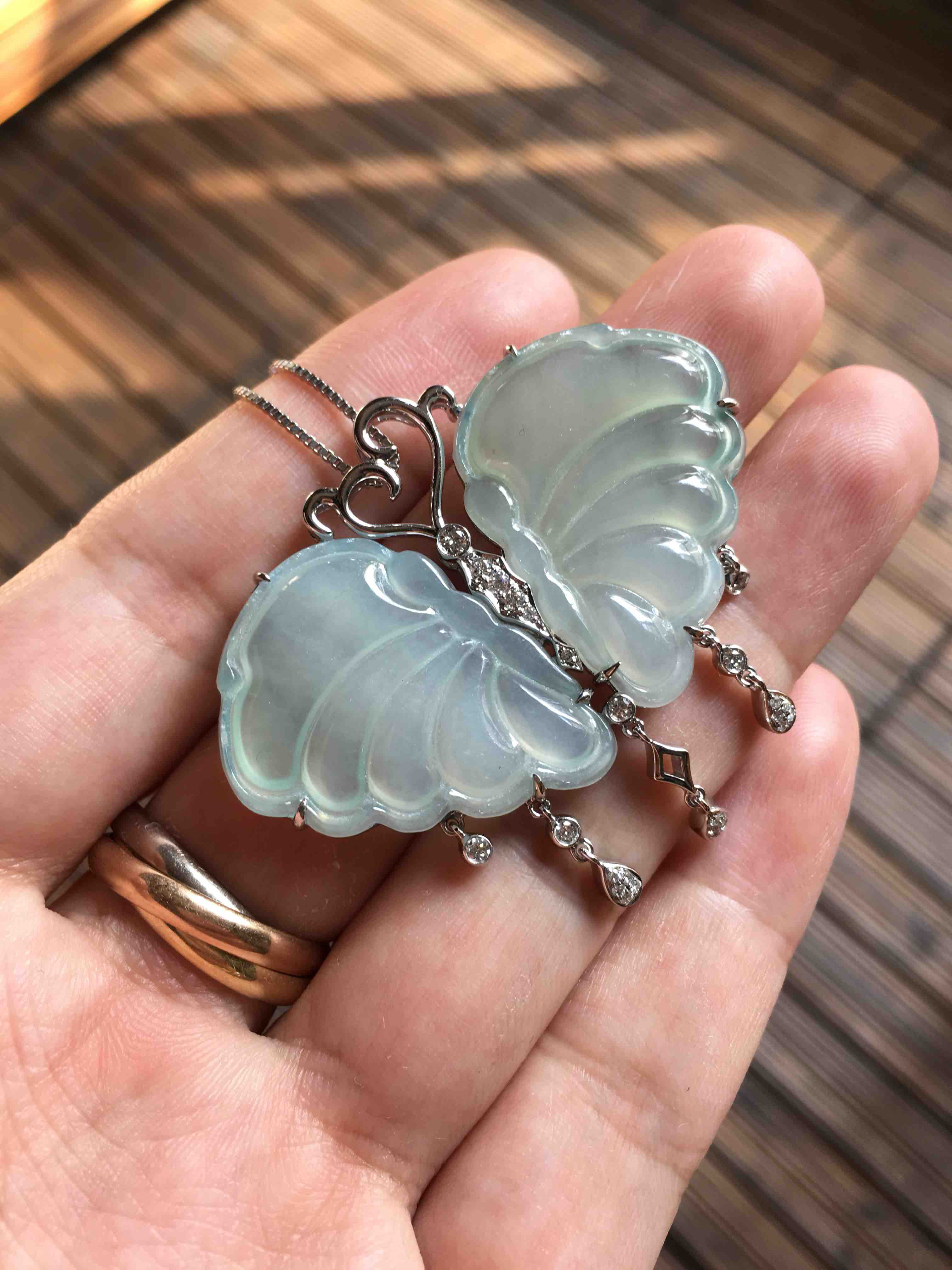 冰种翡翠蝴蝶吊坠18k白金钻石镶嵌