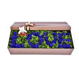 守护爱情-33支精品蓝色妖姬，“LOVE”形状，搭配丰满绿叶，1只可爱小熊。 精美咖啡色长方形礼盒