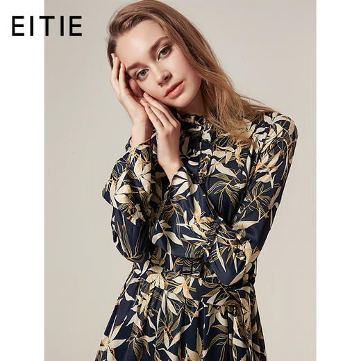 EITIE爱特爱品牌女装修身显瘦喇叭袖立领印花连衣裙中裙5807516 商品图1