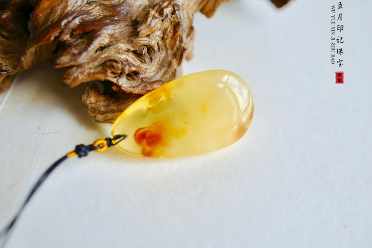 蜻蜓戏荷一枚有情致的蜜蜡挂件