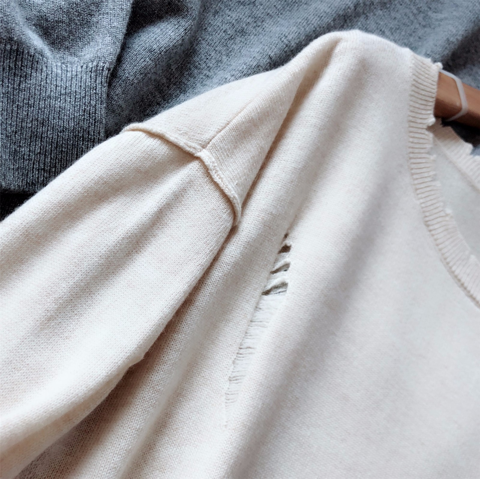 c家领口破洞毛衣8093002