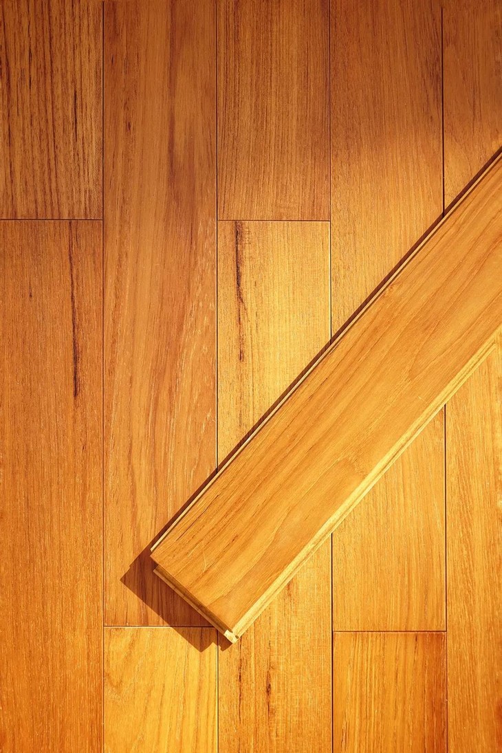 表面效果跟普通的柚木实木地板一致甚至更好(木皮可以挑花纹),环保