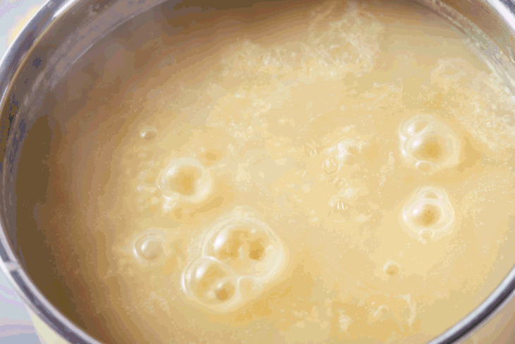 煮出来的小米粥香甜顺滑,入口细腻柔和,但比大米的膳食纤维丰富.