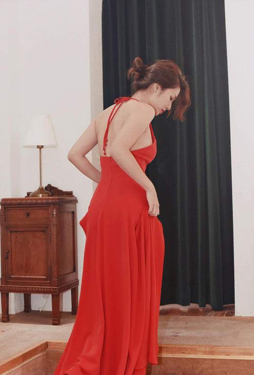 AtelierMissLu / Valentina 嘉年华红挂脖露背长礼服 商品图1