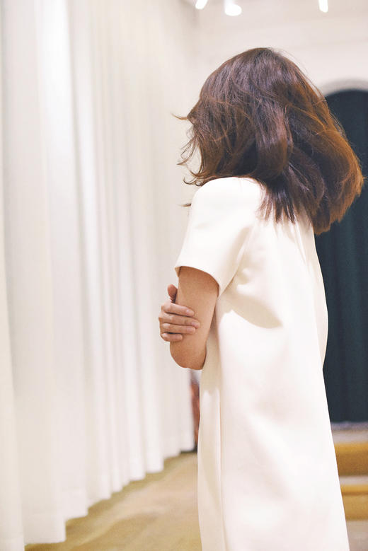 AtelierMissLu / Janice 珍珠白肩部挖剪宽身裙 商品图2