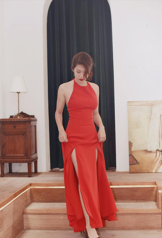 AtelierMissLu / Valentina 嘉年华红挂脖露背长礼服 商品图3