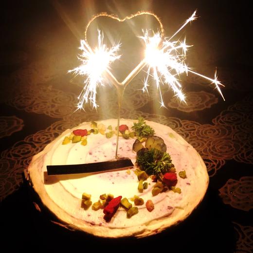 吃刚好  这个蛋糕外表美得很简单 配上7815烟花简直不要太小清新