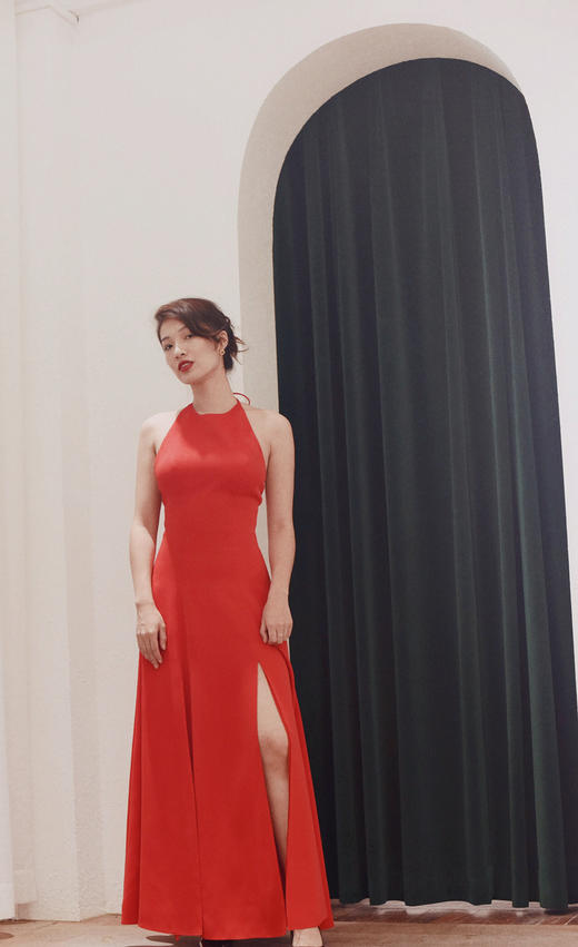 AtelierMissLu / Valentina 嘉年华红挂脖露背长礼服 商品图4
