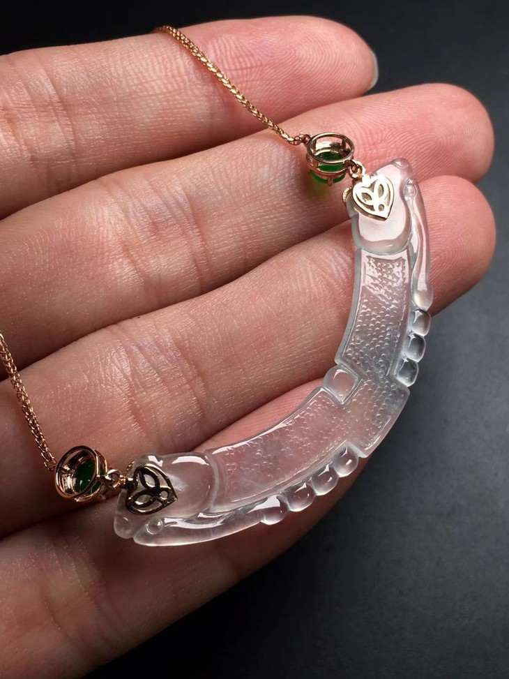 d12587翡翠冰种龙钩锁骨链