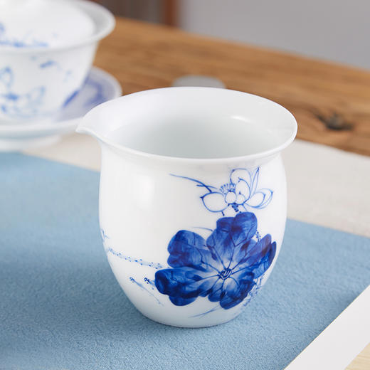 瑞和丨手绘青花瓷景德镇青花瓷 荷花套组 1盖碗1公道6杯 商品图2