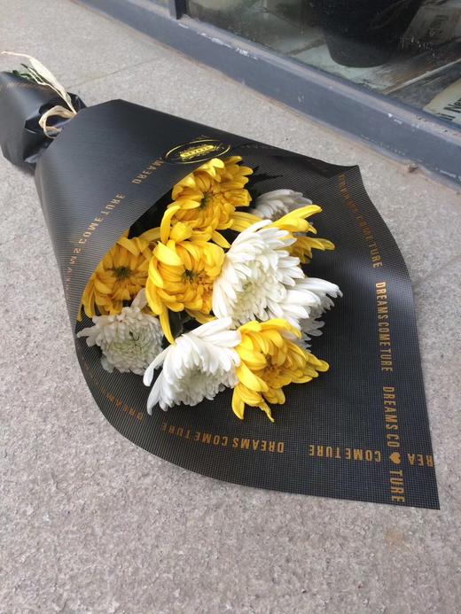 清明节菊花祭奠 简包 十一支 花颜色三色可选      包装纸也可选      需自提 不退不换介意勿拍 商品图1