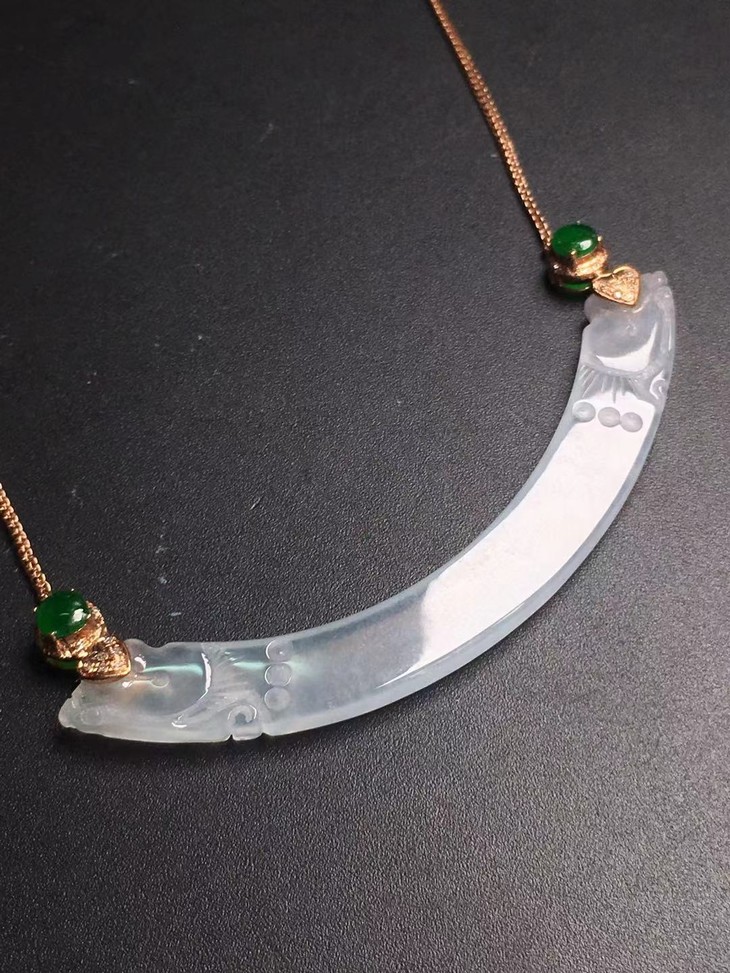 d12603翡翠冰种龙钩锁骨链