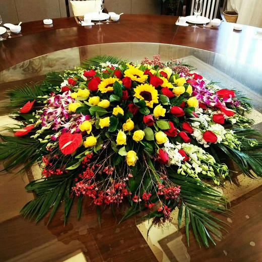 会议桌鲜花大餐桌圆桌时尚中间圆形鲜花装饰实用大餐桌鲜艳酒店餐桌花