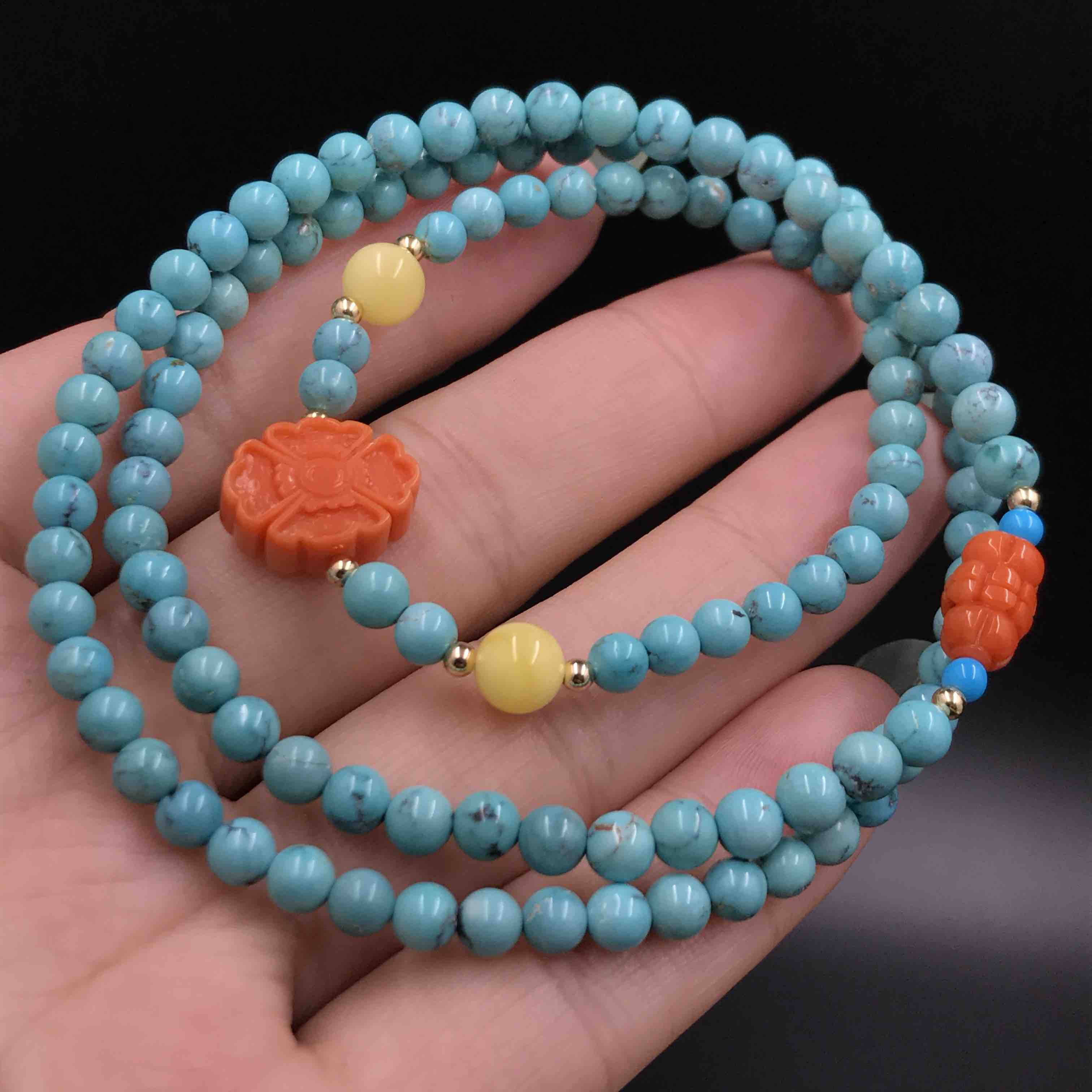 455mm原矿绿松石108颗搭配红色海底宝石雕刻珠点缀睡美人蓝松和金珠上