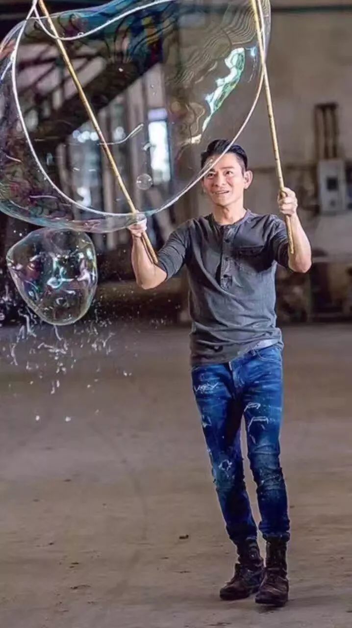 刘德华钟爱潮流界的圣榀时髦新柜意大利d2男士手工破洞重工水洗做旧