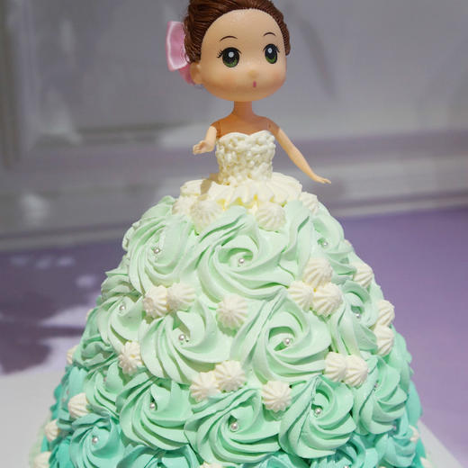 渐变薄荷绿小芭比公主奶油蛋糕(图片为8寸效果)此款奶油较多