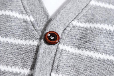 【针织衫男】秋季新款男士V领套头假两件针织衫灰白条纹毛衫 商品图1