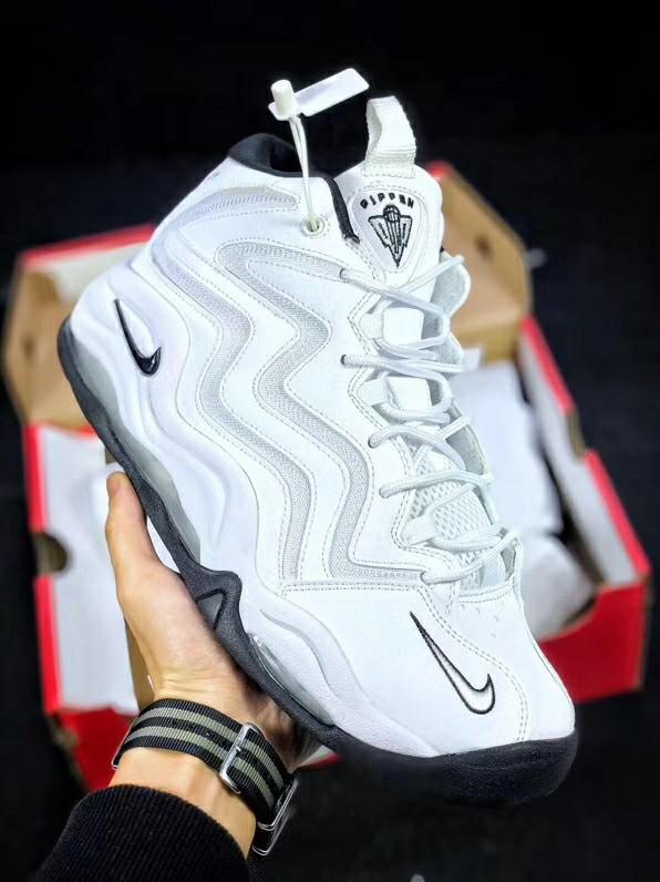nike air pippen 皮蓬战靴初代鞋款以经典白黑为主调,细节中加入深