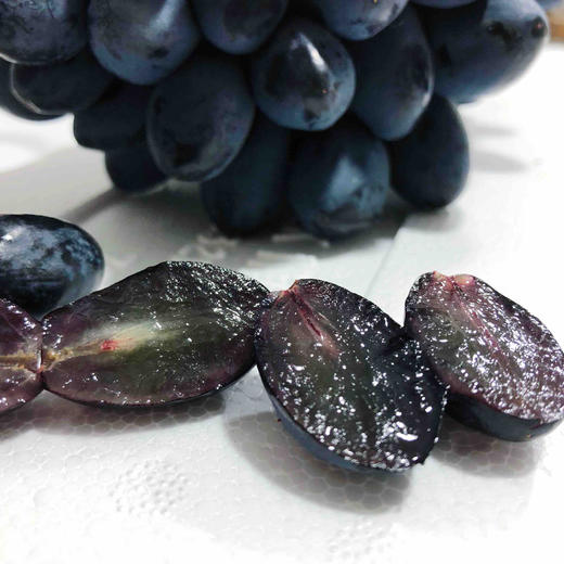 推荐澳洲蓝宝石无籽黑提果子新鲜硬度好果粉完全包裹脆甜可口黑皮里还