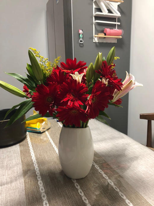 随机色百合10朵 随机色非洲菊1扎 - 昆明嗯哼鲜花基地直发