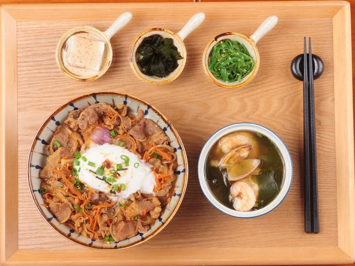 吃的时候戳破蛋黄拌一下不要太美味哦~~日式料理中,定食套餐占了很大