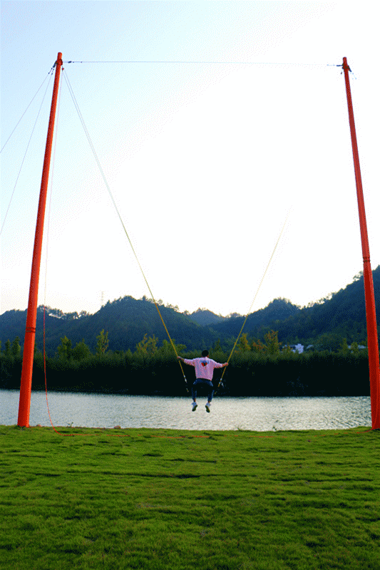 超级无敌大秋千迷你小火车轨道长度 1020 米,轨距宽 20cm,引进台湾