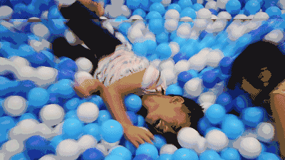 上万个海洋球组成了一个大池塘