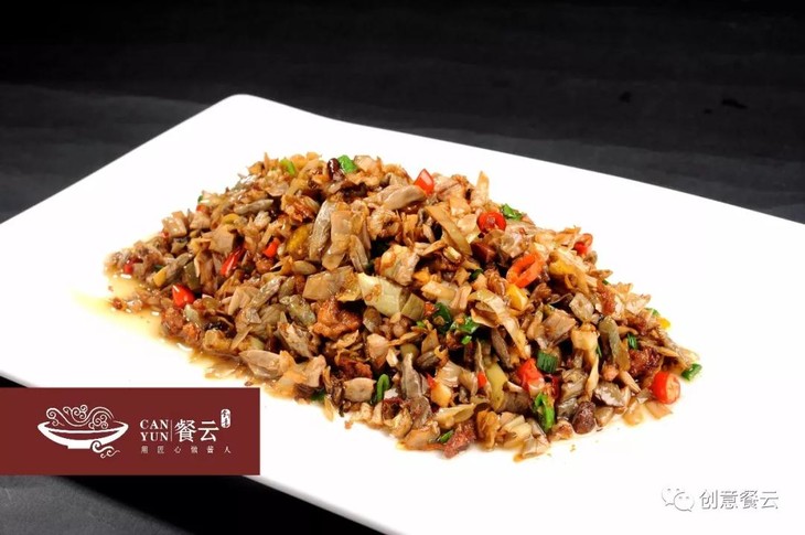 洞庭老坛子菜是一种古老的中国传统的制作酱菜方法,湖南,四川等地流行