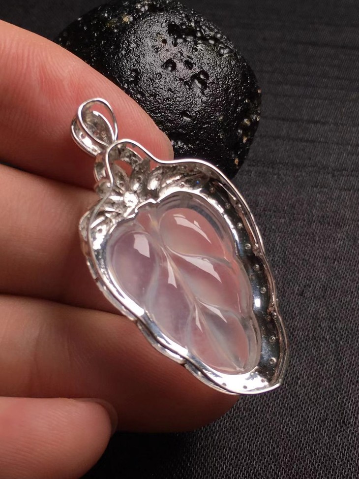 d12804翡翠白冰叶子吊坠