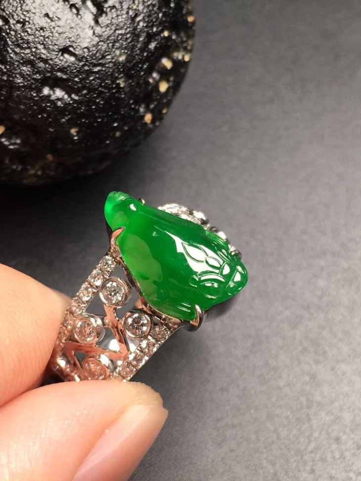 12835翡翠冰种正阳绿三脚蟾戒指
