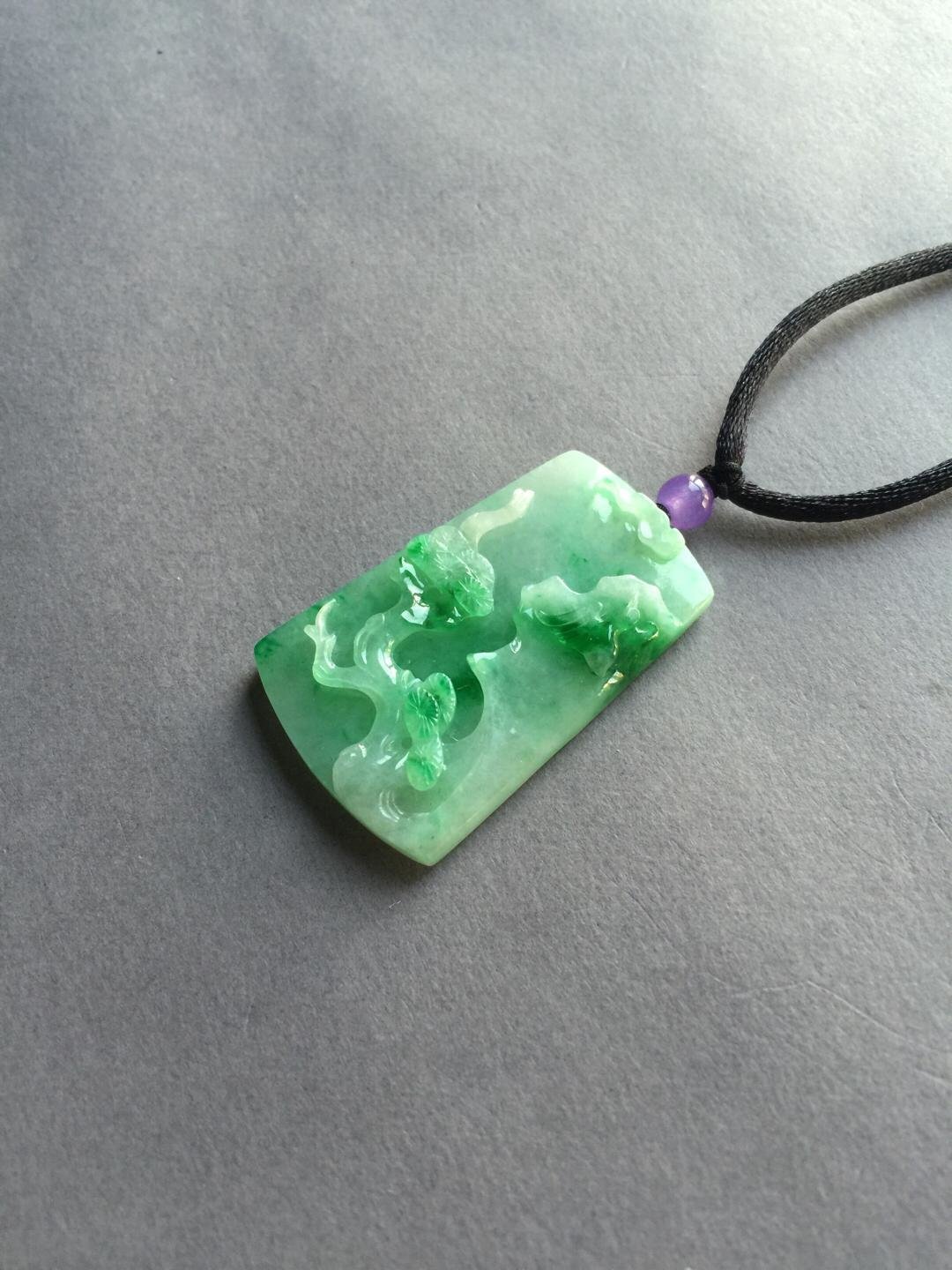 糯种阳绿白底青翡翠山水牌
