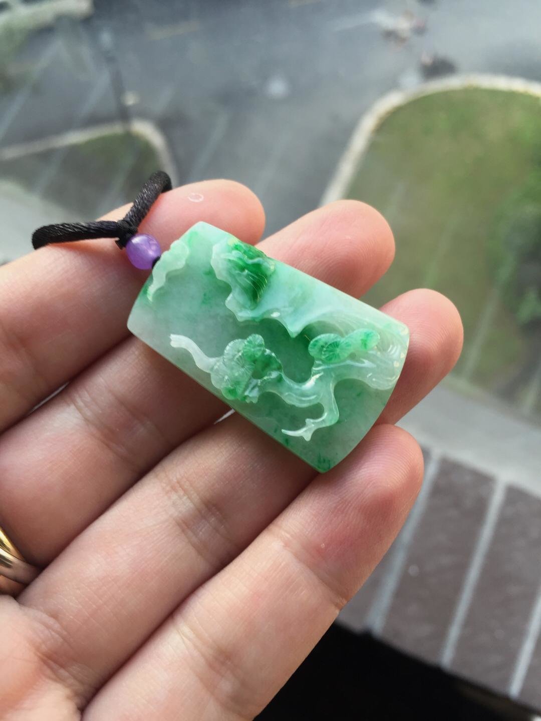 糯种阳绿白底青翡翠山水牌