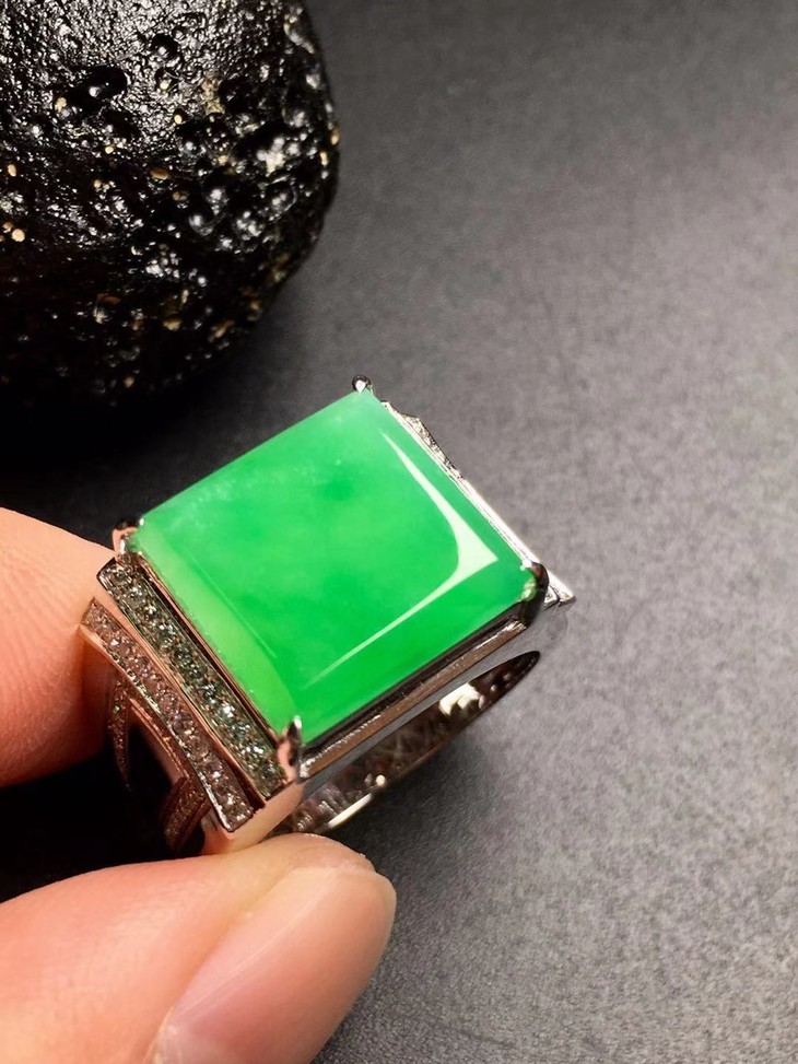 12872翡翠冰种阳绿马鞍戒
