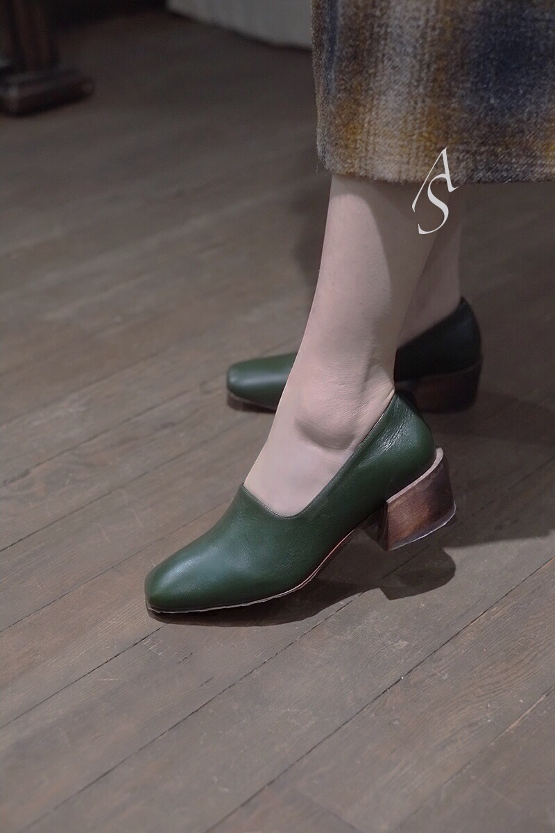 Mari Giudicelli  丛林绿光面皮/梅子色鳄鱼纹方头鞋