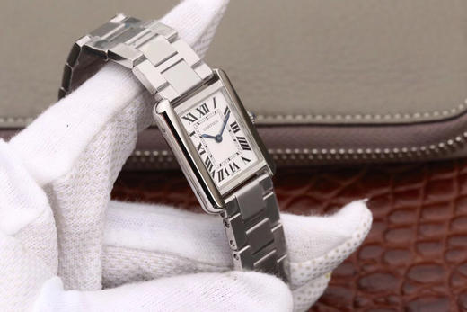 版本    卡地亚TANK 坦克系列女士腕表，表盘尺寸：小号31X24mm 中号33X27mm,原装瑞士朗达石英机芯（专柜一致）完美复刻，细节打磨，指针颜色，把头弧度，316L精钢表带 商品图4