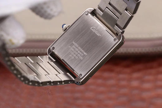 版本    卡地亚TANK 坦克系列女士腕表，表盘尺寸：小号31X24mm 中号33X27mm,原装瑞士朗达石英机芯（专柜一致）完美复刻，细节打磨，指针颜色，把头弧度，316L精钢表带 商品图6