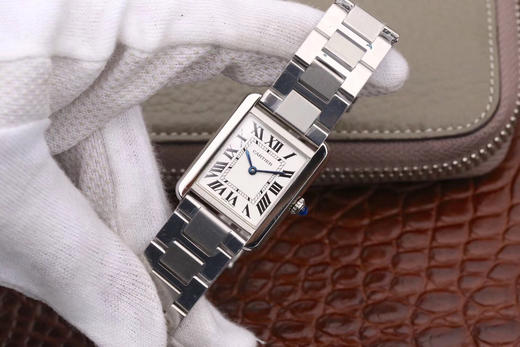 版本    卡地亚TANK 坦克系列女士腕表，表盘尺寸：小号31X24mm 中号33X27mm,原装瑞士朗达石英机芯（专柜一致）完美复刻，细节打磨，指针颜色，把头弧度，316L精钢表带 商品图2