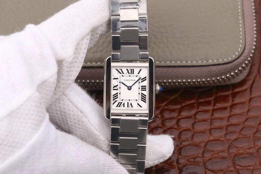 版本    卡地亚TANK 坦克系列女士腕表，表盘尺寸：小号31X24mm 中号33X27mm,原装瑞士朗达石英机芯（专柜一致）完美复刻，细节打磨，指针颜色，把头弧度，316L精钢表带 商品图0