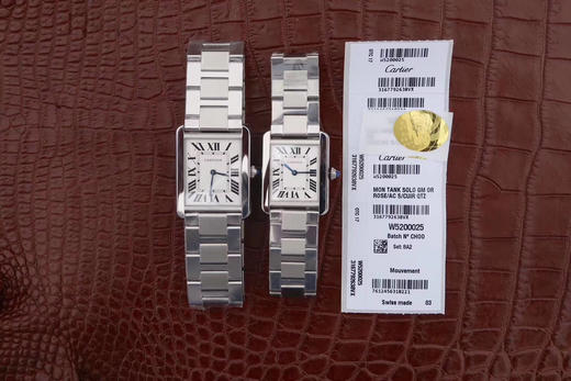 版本    卡地亚TANK 坦克系列女士腕表，表盘尺寸：小号31X24mm 中号33X27mm,原装瑞士朗达石英机芯（专柜一致）完美复刻，细节打磨，指针颜色，把头弧度，316L精钢表带 商品图9