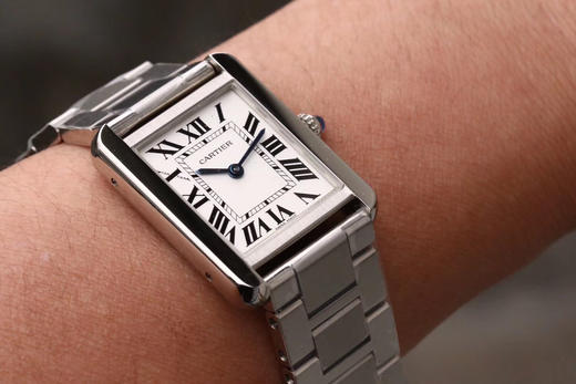 版本    卡地亚TANK 坦克系列女士腕表，表盘尺寸：小号31X24mm 中号33X27mm,原装瑞士朗达石英机芯（专柜一致）完美复刻，细节打磨，指针颜色，把头弧度，316L精钢表带 商品图8