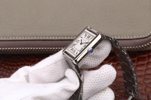 版本    卡地亚TANK 坦克系列女士腕表，表盘尺寸：小号31X24mm 中号33X27mm,原装瑞士朗达石英机芯（专柜一致）完美复刻，细节打磨，指针颜色，把头弧度，316L精钢表带 商品图5