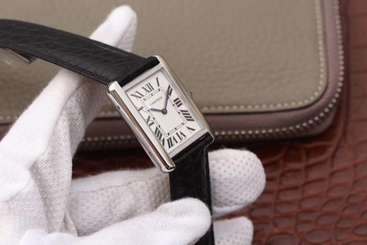 版本    卡地亚TANK 坦克系列女士腕表，表盘尺寸：小号31X24mm 中号33X27mm,原装瑞士朗达石英机芯（专柜一致）完美复刻，细节打磨，指针颜色，把头弧度，进口真鳄鱼皮带 商品图4