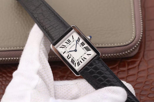 版本    卡地亚TANK 坦克系列女士腕表，表盘尺寸：小号31X24mm 中号33X27mm,原装瑞士朗达石英机芯（专柜一致）完美复刻，细节打磨，指针颜色，把头弧度，进口真鳄鱼皮带 商品图1